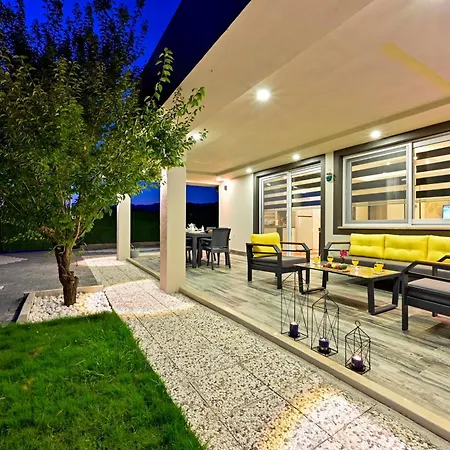 Valiant Apartment *